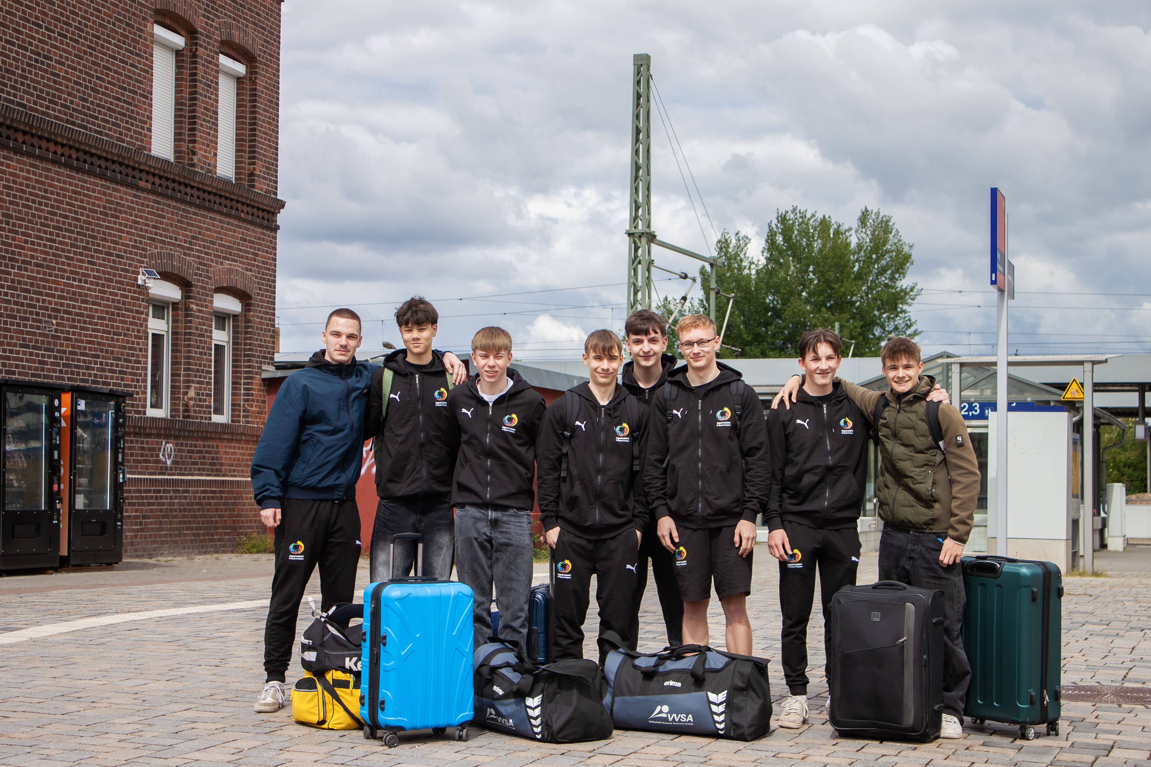 U18 Volleyballer stehen in Burg am Bahnhof bevor es los nach Berlin geht